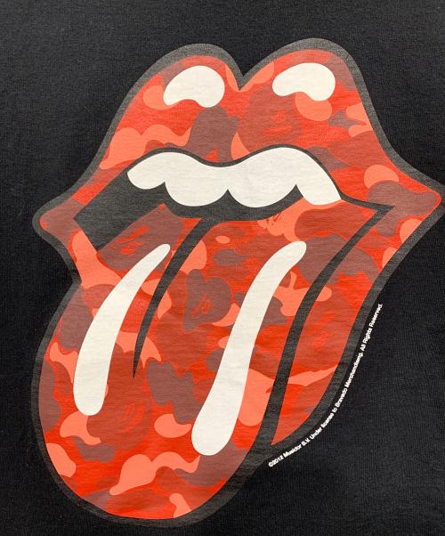 BAPE BY A BATHING APE（ベイプバイアベイシングエイプ）BAPE BY A BATHING APE (ベイプバイアベイシングエイプ) THE ROLLING STONES (ザ ローリングストーンズ) Camo Tongue S/S Tee ブラック×レッド サイズ:Mサイズの古着・服飾アイテム