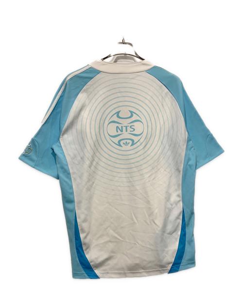 adidas（アディダス）adidas (アディダス) NTS Radio (NTSラジオ)  NTS Radio TG JERSEY BLIBLU ホワイト×スカイブルー サイズ:Lサイズの古着・服飾アイテム