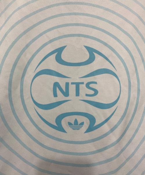 adidas（アディダス）adidas (アディダス) NTS Radio (NTSラジオ)  NTS Radio TG JERSEY BLIBLU ホワイト×スカイブルー サイズ:Lサイズの古着・服飾アイテム