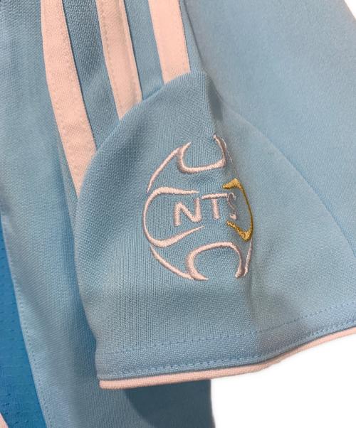 adidas（アディダス）adidas (アディダス) NTS Radio (NTSラジオ)  NTS Radio TG JERSEY BLIBLU ホワイト×スカイブルー サイズ:Lサイズの古着・服飾アイテム