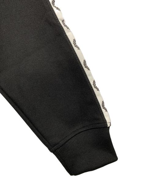 FRED PERRY（フレッドペリー）FRED PERRY (フレッドペリー) Taped Track Jacket ブラック サイズ:Mサイズ 未使用品の古着・服飾アイテム