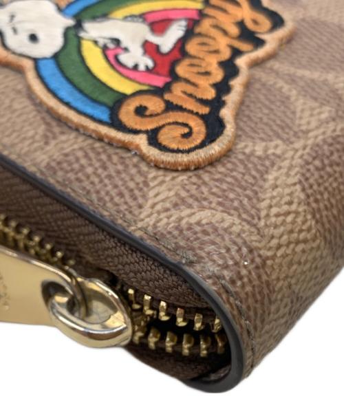COACH（コーチ）COACH (コーチ) PEANUTS (ピーナッツ) ロング ジップ アラウンド ウォレット・シグネチャー キャンバス・パッチ ブラウンの古着・服飾アイテム