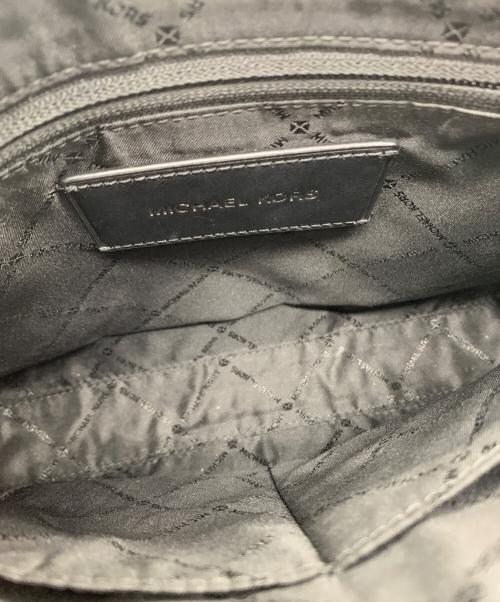 MICHAEL KORS（マイケルコース）MICHAEL KORS (マイケルコース) クラッチバッグ ホワイト×ブラックの古着・服飾アイテム
