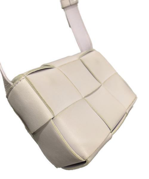 BOTTEGA VENETA（ボッテガベネタ）BOTTEGA VENETA (ボッテガベネタ) ショルダーポーチ ホワイトの古着・服飾アイテム