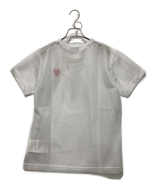 PLAY COMME des GARCONS（プレイコムデギャルソン）PLAY COMME des GARCONS (プレイコムデギャルソン) REDエンブレムメッシュTシャツ ホワイト サイズ:S 未使用品の古着・服飾アイテム