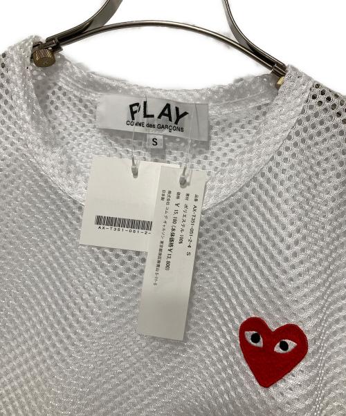 PLAY COMME des GARCONS（プレイコムデギャルソン）PLAY COMME des GARCONS (プレイコムデギャルソン) REDエンブレムメッシュTシャツ ホワイト サイズ:S 未使用品の古着・服飾アイテム
