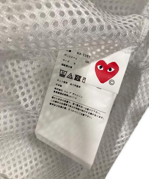 PLAY COMME des GARCONS（プレイコムデギャルソン）PLAY COMME des GARCONS (プレイコムデギャルソン) REDエンブレムメッシュTシャツ ホワイト サイズ:S 未使用品の古着・服飾アイテム