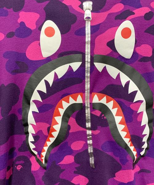A BATHING APE（アベイシングエイプ）A BATHING APE (アベイシングエイプ) Camo Shark T-Shirt パープル サイズ:SIZE Sの古着・服飾アイテム