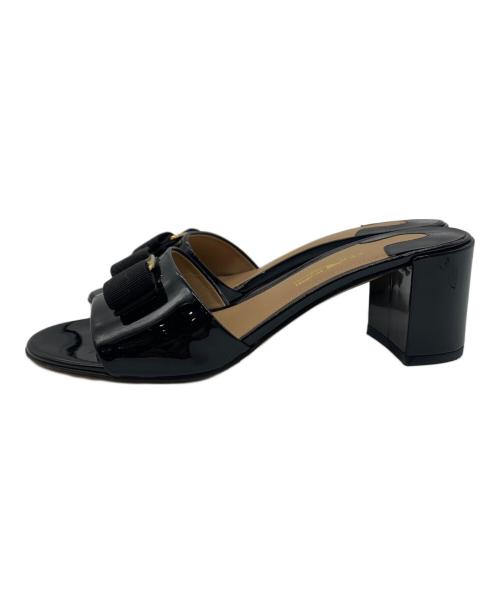 Ferragamo（フェラガモ）Ferragamo (フェラガモ) エナメルサンダル ブラック サイズ:7 1/2の古着・服飾アイテム