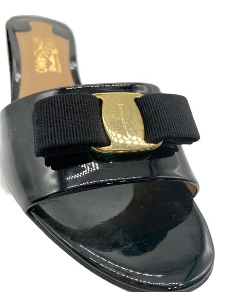 Ferragamo（フェラガモ）Ferragamo (フェラガモ) エナメルサンダル ブラック サイズ:7 1/2の古着・服飾アイテム