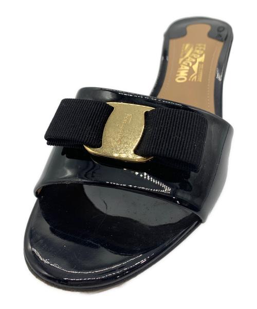Ferragamo（フェラガモ）Ferragamo (フェラガモ) エナメルサンダル ブラック サイズ:7 1/2の古着・服飾アイテム