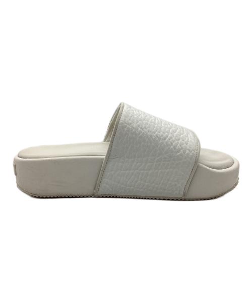 Y-3（ワイスリー）Y-3 (ワイスリー) サンダル SLIDE ホワイト サイズ:SIZE 26.5cmの古着・服飾アイテム