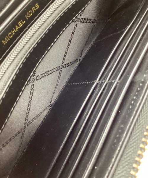 MICHAEL KORS（マイケル・コース）MICHAEL KORS (マイケルコース) ラウンドファスナー長財布 ブラック×ゴールドの古着・服飾アイテム