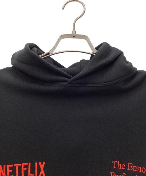 The Ennoy Professional（ザ エンノイ プロフェッショナル）THE ENNOY PROFESSIONAL (ザ エンノイ プロフェッショナル) Netflix (ネットフリックス) ロゴ刺繍プルオーバーパーカー 23AW ブラック サイズ:SIZE XLの古着・服飾アイテム