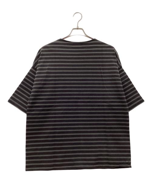 MARKA（マーカ）MARKA (マーカ) 半袖カットソー オーガニックコットン30/1引き揃えBD天竺ボーダー グレー×ブラック サイズ:SIZE Mの古着・服飾アイテム