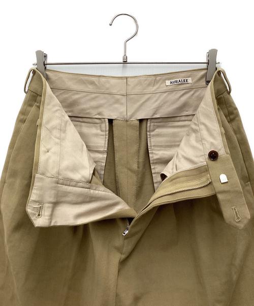 AURALEE（オーラリー）AURALEE (オーラリー) WASHED HEAVY CHINO SLACKS ベージュ サイズ:SIZE 4の古着・服飾アイテム
