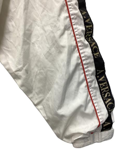 VERSACE（ヴェルサーチェ）VERSACE (ヴェルサーチェ) ナイロンジャケット 年数判定不明 ホワイト サイズ:SIZE Mの古着・服飾アイテム
