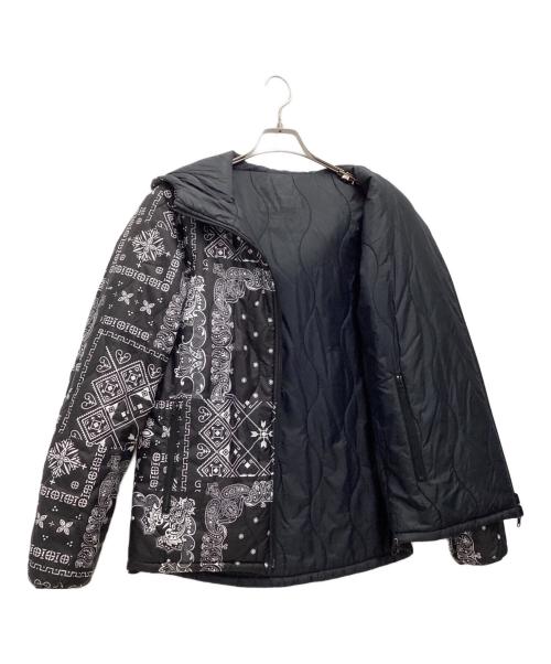WILD THINGS（ワイルドシングス）WILD THINGS (ワイルドシングス) バンダナ柄 プリマロフト フードジャケット ブラック サイズ:SIZE 不明の古着・服飾アイテム