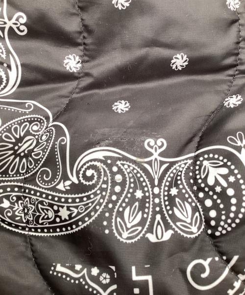 WILD THINGS（ワイルドシングス）WILD THINGS (ワイルドシングス) バンダナ柄 プリマロフト フードジャケット ブラック サイズ:SIZE 不明の古着・服飾アイテム