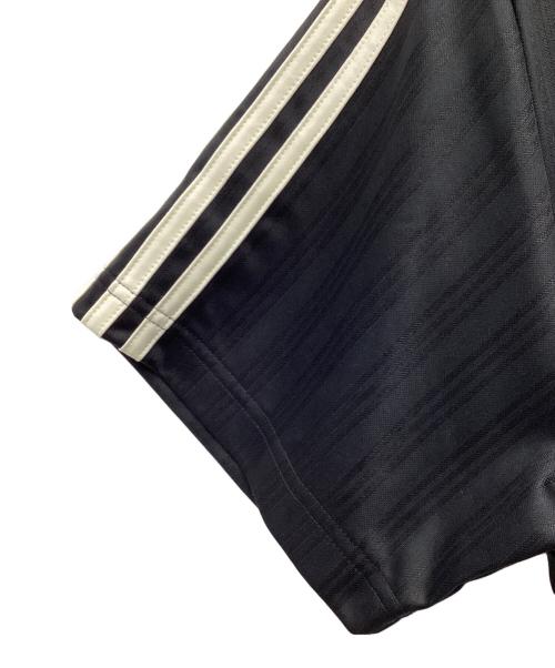 adidas Originals（アディダスオリジナル）adidas originals (アディダスオリジナル) oasis (オアシス) TOUR live'25 Jacquard Jersey 半袖シャツ ブラック×ホワイト サイズ:SIZE XLの古着・服飾アイテム