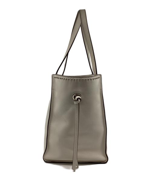 J&M DAVIDSON（ジェイ＆エム デヴィッドソン）J&M DAVIDSON (ジェイ＆エム デヴィッドソン) BELLE MINI WITH STUDS ハンドバッグ ホワイトの古着・服飾アイテム