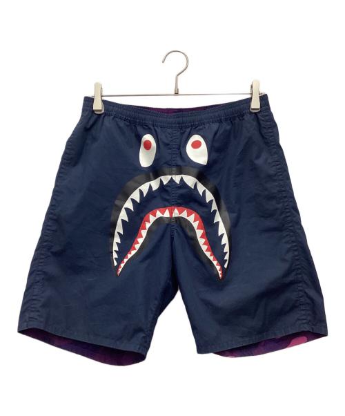 A BATHING APE（アベイシングエイプ）A BATHING APE (アベイシングエイプ) カラーカモ シャーク リバーシブル ショートパンツ ネイビー サイズ:SIZE Mの古着・服飾アイテム