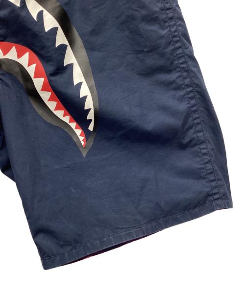 A BATHING APE（アベイシングエイプ）A BATHING APE (アベイシングエイプ) カラーカモ シャーク リバーシブル ショートパンツ ネイビー サイズ:SIZE Mの古着・服飾アイテム