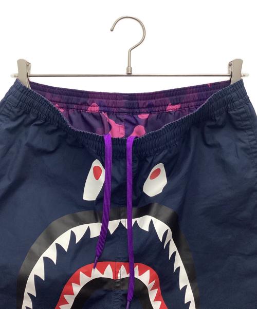 A BATHING APE（アベイシングエイプ）A BATHING APE (アベイシングエイプ) カラーカモ シャーク リバーシブル ショートパンツ ネイビー サイズ:SIZE Mの古着・服飾アイテム
