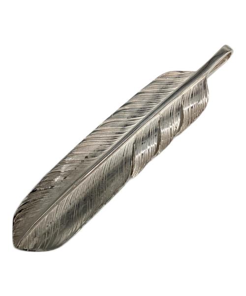 鷲見太郎（ワシミタロウ）鷲見太郎 (ワシミタロウ) L arabesque flight feather ネックレストップ 唐草フェザー シルバーの古着・服飾アイテム