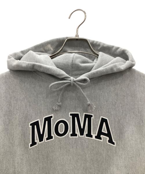 Champion REVERSE WEAVE（チャンピオン リバース ウィーブ）Champion REVERSE WEAVE (チャンピオン リバース ウィーブ) MoMA (モマ) パーカーChampion REVERSE WEAVE × MoMA ライトグレー ライトグレー サイズ:SIZE Sの古着・服飾アイテム