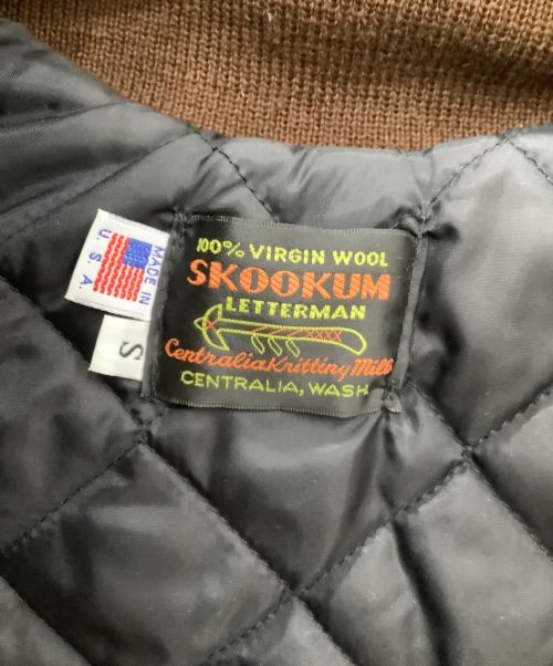 skookum（スクーカム）skookum (スクーカム) SKOOKUM　スタジャン イエロー×ブラウン サイズ:Sの古着・服飾アイテム