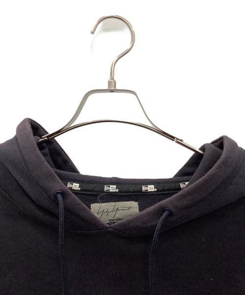 Yohji Yamamoto pour homme（ヨウジヤマモト プールオム）Yohji Yamamoto pour homme (ヨウジヤマモト プールオム) New Era (ニューエラ) Yohji Yamamoto pour homme × New Era　プルオーバーパーカー ネイビー サイズ:６の古着・服飾アイテム