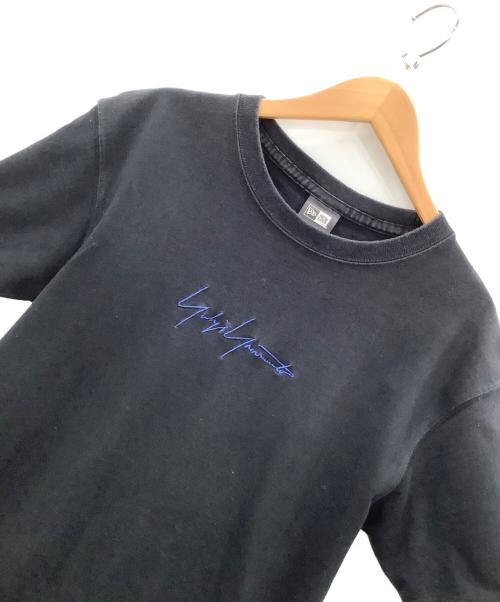 Yohji Yamamoto pour homme（ヨウジヤマモト プールオム）Yohji Yamamoto pour homme (ヨウジヤマモト プールオム) New Era (ニューエラ) Tシャツ ブラック サイズ:Ⅿサイズの古着・服飾アイテム