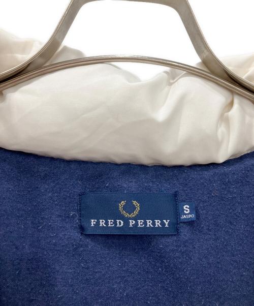 FRED PERRY（フレッドペリー）FRED PERRY (フレッドペリー) ダウンジャケット　FRED PERRY　メンズ　ホワイト　	ヨゴレ有 ホワイト サイズ:Sの古着・服飾アイテム
