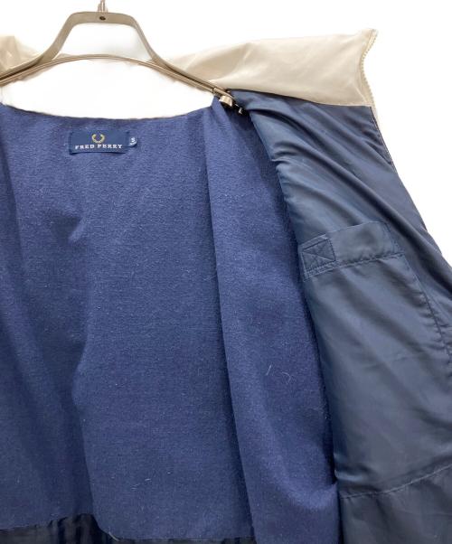 FRED PERRY（フレッドペリー）FRED PERRY (フレッドペリー) ダウンジャケット　FRED PERRY　メンズ　ホワイト　	ヨゴレ有 ホワイト サイズ:Sの古着・服飾アイテム
