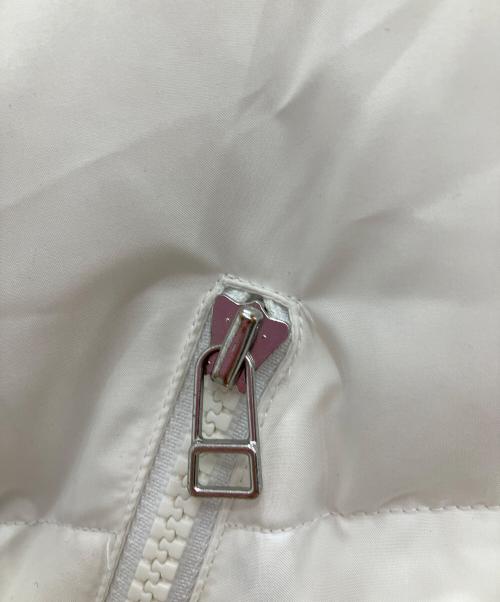 FRED PERRY（フレッドペリー）FRED PERRY (フレッドペリー) ダウンジャケット　FRED PERRY　メンズ　ホワイト　	ヨゴレ有 ホワイト サイズ:Sの古着・服飾アイテム