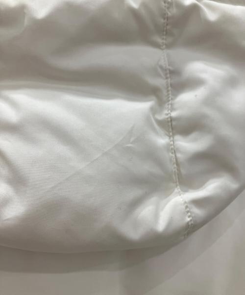 FRED PERRY（フレッドペリー）FRED PERRY (フレッドペリー) ダウンジャケット　FRED PERRY　メンズ　ホワイト　	ヨゴレ有 ホワイト サイズ:Sの古着・服飾アイテム