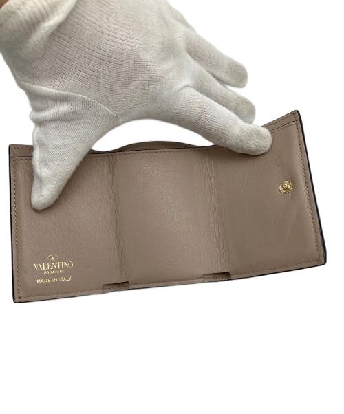 VALENTINO GARAVANI（ヴァレンティノ・ガラヴァーニ）VALENTINO GARAVANI (ヴァレンティノ・ガラヴァーニ) 3つ折り財布 ベージュの古着・服飾アイテム