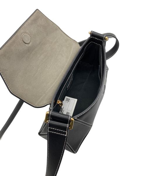 CHARLES & KEITH（チャールズアンドキース）CHARLES & KEITH (チャールズアンドキース) ナスリン ジオメトリックショルダーバッグ　CHARLES & KEITH　ブラック ブラックの古着・服飾アイテム