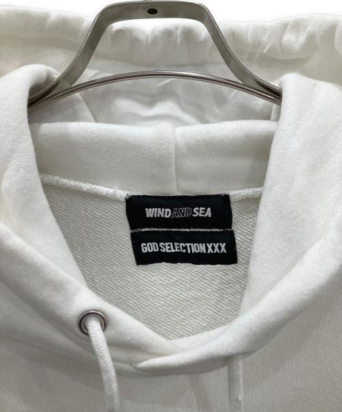 WIND AND SEA（ウィンダンシー）WIND AND SEA GOD SELECTION XXX (ゴッドセレクショントリプルエックス) プルオーバーパーカー　WIND AND SEA　GOD SELECTION XXX　メンズ　ホワイト ホワイト サイズ:Lの古着・服飾アイテム