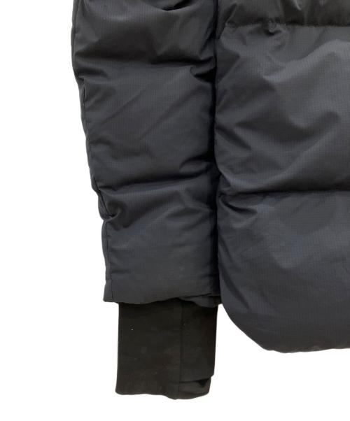 CANADA GOOSE（カナダグース）CANADA GOOSE (カナダグース) ダウンジャケット　CANADA GOOSE　メンズ　ブラック　ARMSTRONG HOODY ブラック サイズ:Mの古着・服飾アイテム