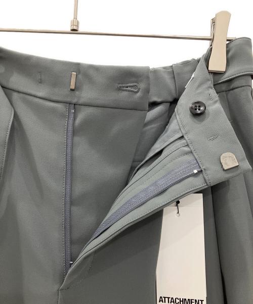 ATTACHMENT（アタッチメント）ATTACHMENT (アタッチメント) PE CONPACT TWILL BELTED TAPERED FIT TROUSERS　ATTACHMENT　メンズ　グレー　タグ付 グレー サイズ:2の古着・服飾アイテム