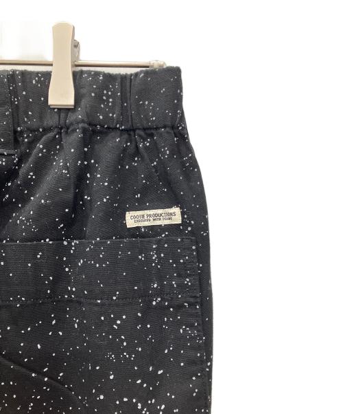 COOTIE PRODUCTIONS（クーティープロダクツ）COOTIE PRODUCTIONS (クーティープロダクツ) Splatter Print 2Tuck Easy Pants ブラック サイズ:Mの古着・服飾アイテム