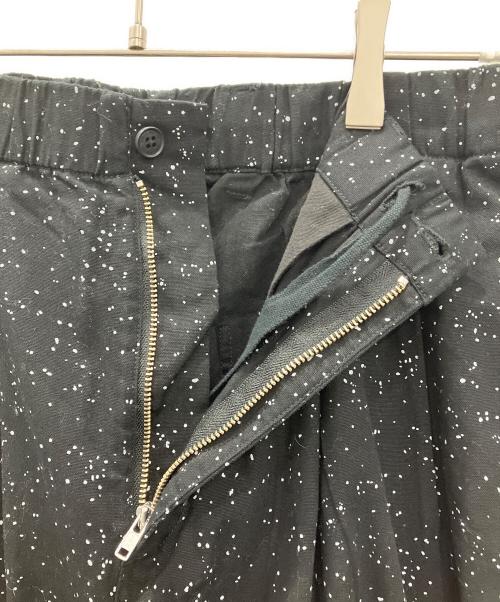 COOTIE PRODUCTIONS（クーティープロダクツ）COOTIE PRODUCTIONS (クーティープロダクツ) Splatter Print 2Tuck Easy Pants ブラック サイズ:Mの古着・服飾アイテム