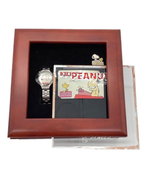 PEANUTS（ピーナッツ）PEANUTS (ピーナッツ) 21世紀記念限定モデル腕時計&ピンバッジ ホワイトの古着・服飾アイテム