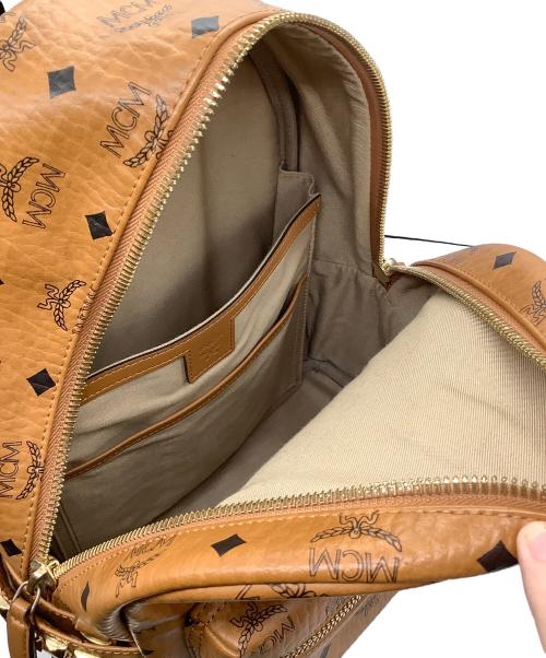 MCM（エムシーエム）MCM (エムシーエム) Stark サイドスタッズ バックパック　ヴィセトス ブラウンの古着・服飾アイテム