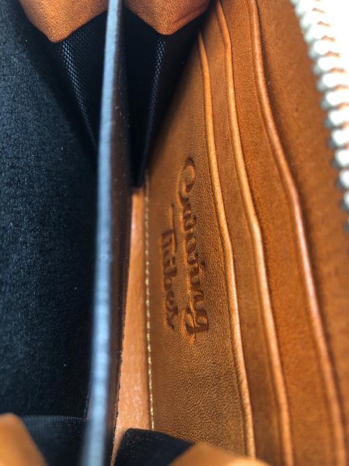 Carving Tribes（カービングトライブス）Carving Tribes (カービングトライブス) ジップウォレット キャメルの古着・服飾アイテム