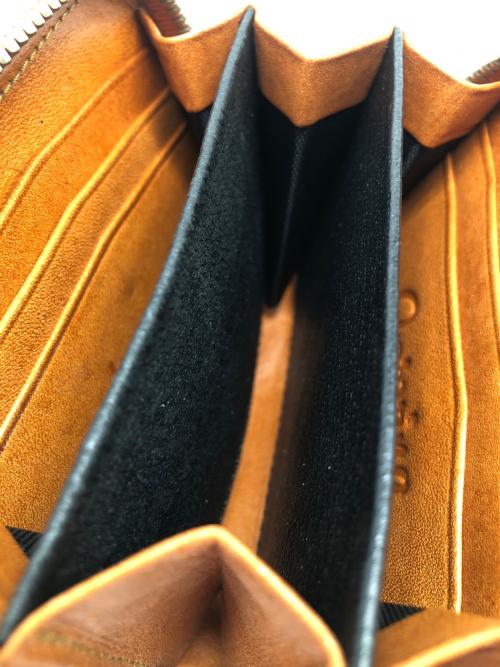 Carving Tribes（カービングトライブス）Carving Tribes (カービングトライブス) ジップウォレット キャメルの古着・服飾アイテム