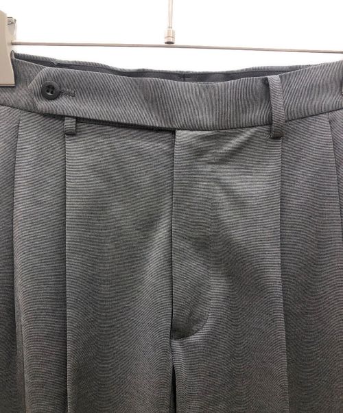 JOHN LAWRENCE SULLIVAN（ジョン ローレンス サリバン）JOHN LAWRENCE SULLIVAN (ジョンローレンスサリバン) 2タックテーパードスラックス グレー サイズ:36の古着・服飾アイテム