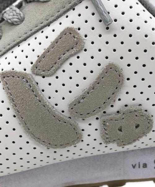 via SANGACIO（ヴィア・サンガチオ）via SANGACIO (ヴィア・サンガチオ) にゅーず BRANDALISED ライトグレー×ホワイト サイズ:29.5cmの古着・服飾アイテム